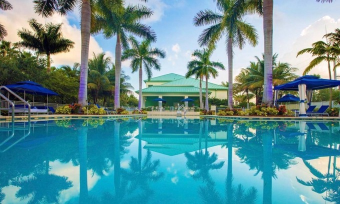 Ludlam House | Close to Miami Int' Airport! 2 Covenient Rooms w/Kitchen | Outdoor Pool