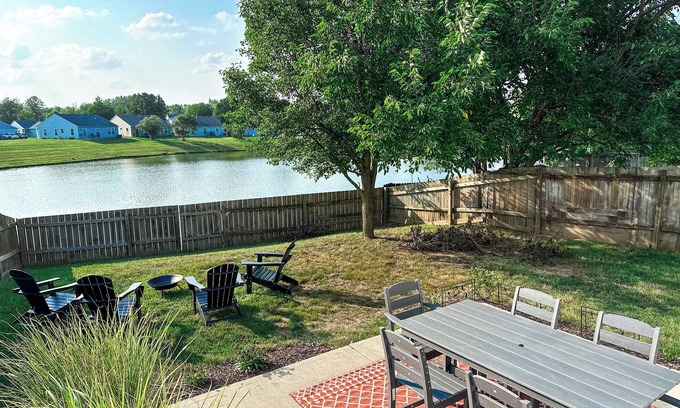 Noblesville House | Close to Mojo Up - Comfy King Beds - Water Views - Fire Pit - Outdoor Dining