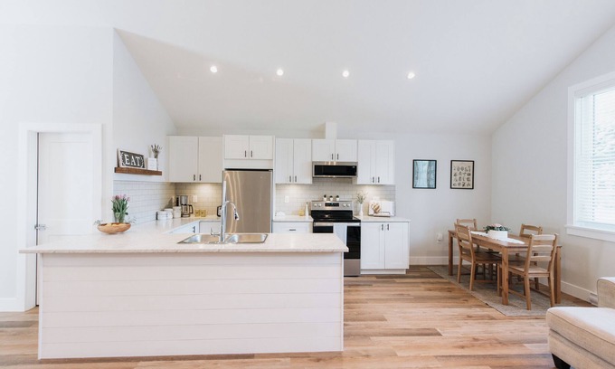 Sechelt House | Close to ocean and trails!