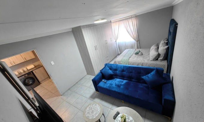 Kempton Park Apartment | Close to OR Tambo International Airport fully furnished stylish apartment.
