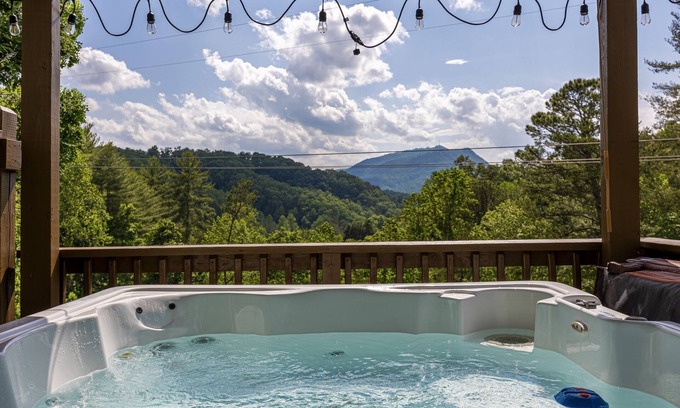 Sevierville Cottage | Close to Outlets*Putting Green*Easy Access Roads*Wifi