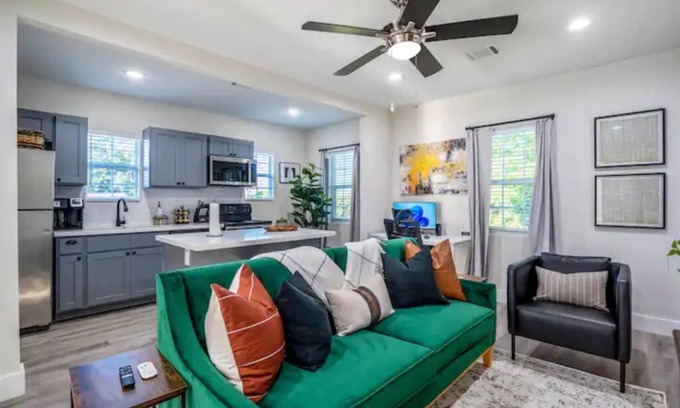 Greater East End Apartment | Close to PNC Stadium | Smart Apt | King bed | WiFi!