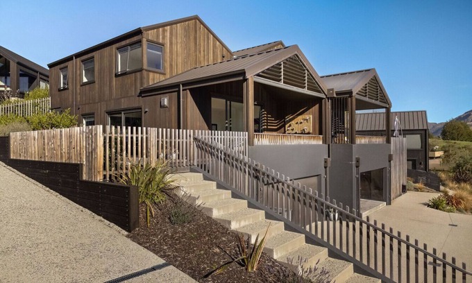 Kawarau Falls House | Close to remarkable ski field, parking and warm.