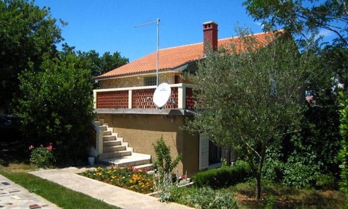 Silo Apartment | Close to sea and sandy beach (130 m), safe parking, large garden - Šilo/Krk