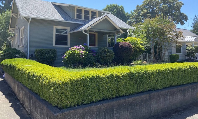 Silverton House | Close to Silver Falls and the Oregon Gardens.