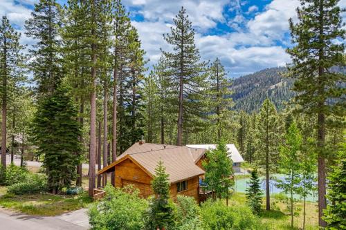 Twin Peaks House | Close to Ski Slopes Tahoe Ski Chalet with Fireplace
