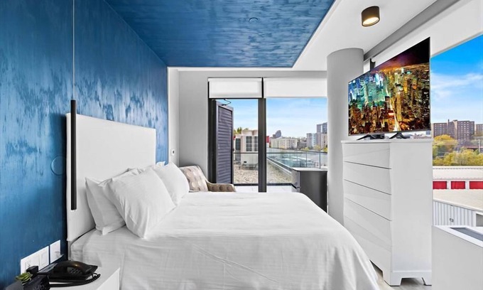 Port Morris Hotel | Close to Stadium Studio F Bal BR | Hotel Amenities