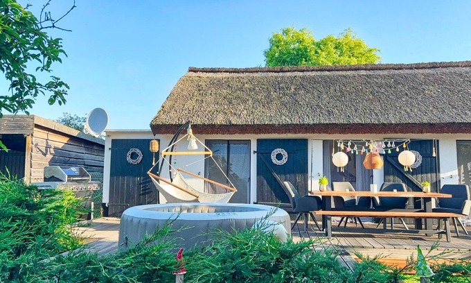 Middelhagen House | Close to the sea, quiet location, use of swimming pool and sauna - Ferienhaus Büdnerstube