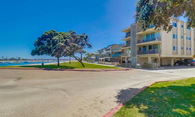 Mission Beach Condo | Close to the Aquatics Center, this bayfront unit brings all the water fun!