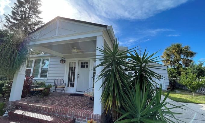 St. Augustine Cottage | Close to the Beach and Downtown! Nestled near the Bridge of Lions.