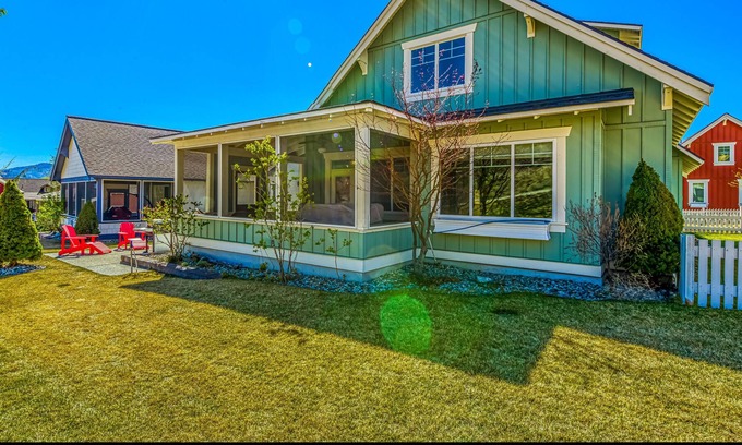 Oroville Cottage | Close to the lake, the pool and resort amenities!