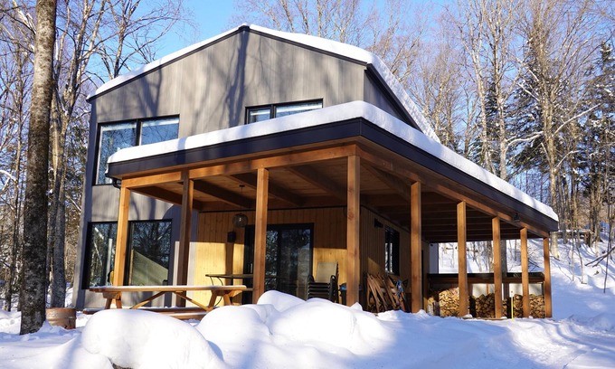 Saint-Raymond Ski Chalet | Close to Vallée-Bras-du-Nord, this new construction offers comfort in nature