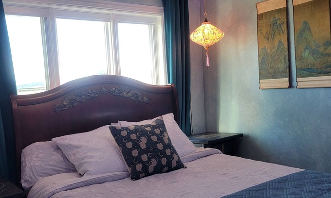 Cardston House | Close To Waterton-Sleeps 10-12 With Themed Rooms (India, France,China, Malaysia)