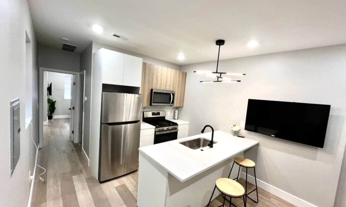 University City Apartment | Close to Wells Fargo on Broad St #2