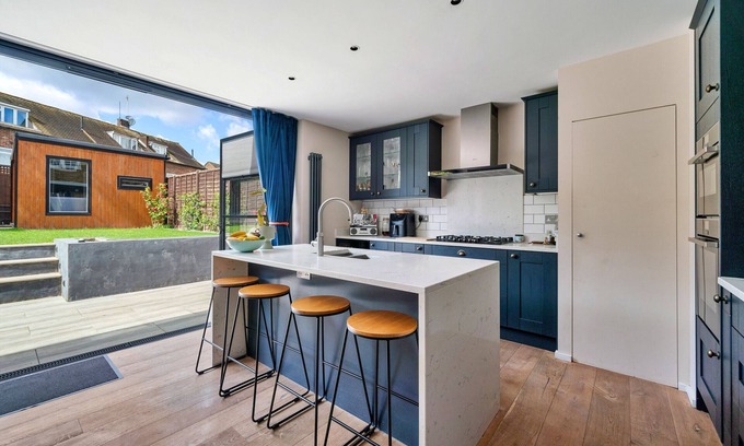 Roehampton House | Close to Wimbledon, for up to four guests