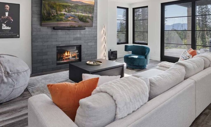 Rendezvous House | Cloud Nine Chalet | Hot Tub Theater Games