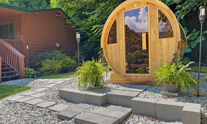 Bryson City Apartment | Cloud Nine Retreat; sleeps 16|barrel sauna|hot tub