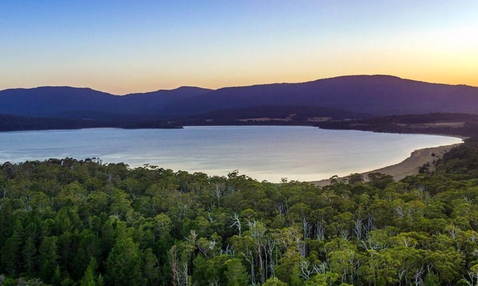 South Bruny House | Cloudy Bay Lagoon Estate - This is it! Where the mists of time roll back and reveal azure blue skies reflected in the cool clear waters of Cloudy Bay Lagoon, Bruny Island.