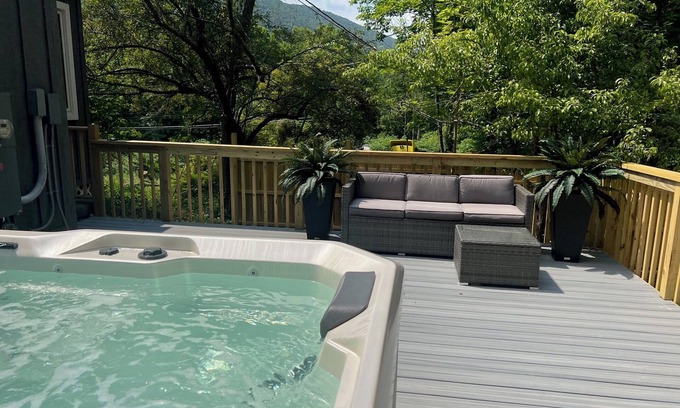 Lanesville House | Clove Haus: hot tub, fire pit & creekside home with amazing views!