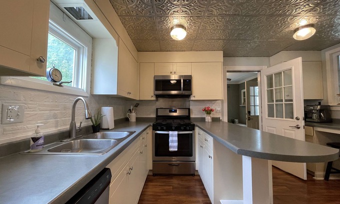 Williams Bay Cottage | Clover Cottage in Williams Bay - Walk to beach!