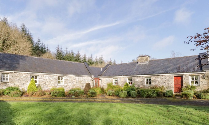 Kilkelly Cottage | CLUAINCARRAIG, pet friendly, with open fire in Kilkelly, County Mayo