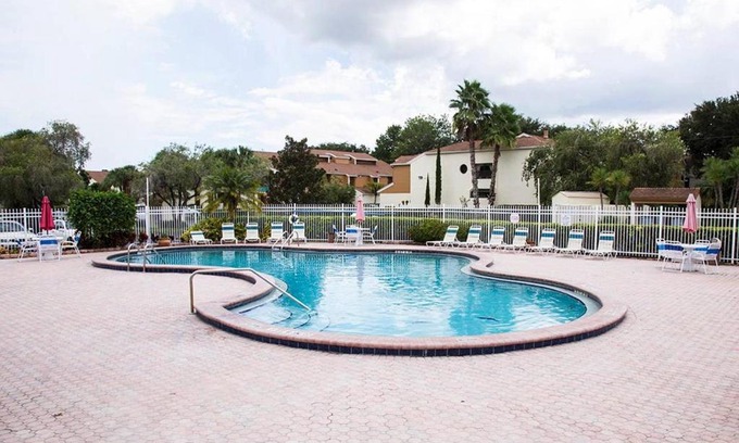Ventura House | Clubview Country Club Condo