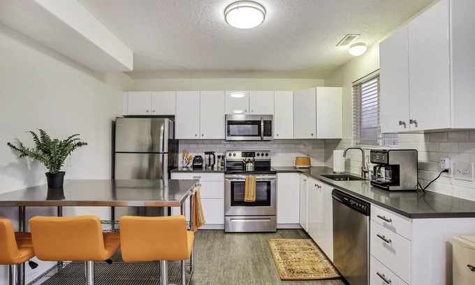 Salt Lake City House | Cluster of 3 townhomes with 3 hot tubs. 9 bedrooms, 6 bathrooms, sleeps 18