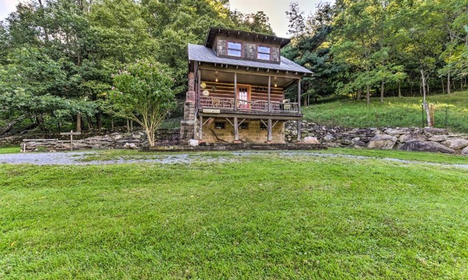 Clyde Apartment | Clyde Papa Bear Cabin, Near Smoky Mountains!