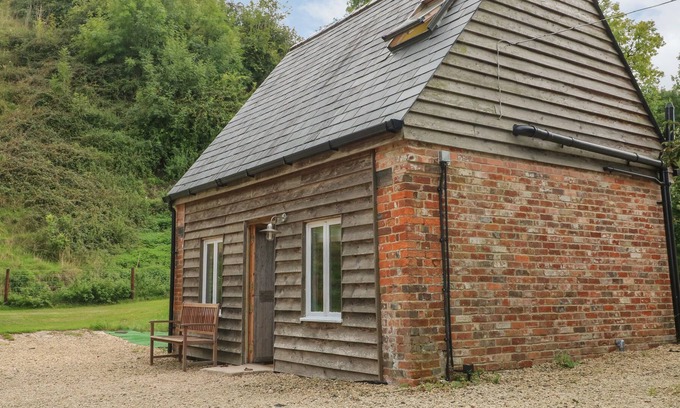 Cliffe Pypard Cottage | CLYFFE COTTAGE, romantic, character holiday cottage in Clyffe Pypard