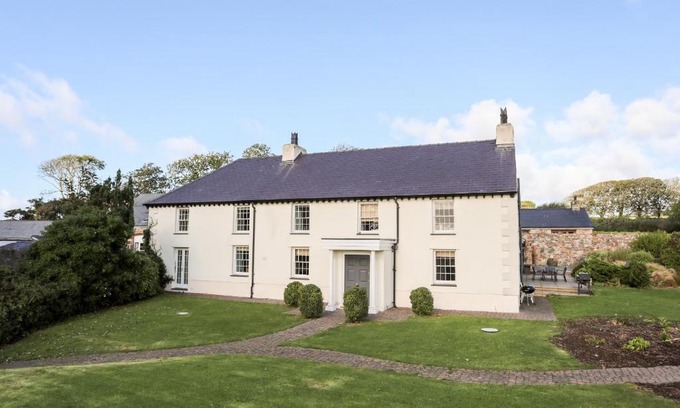 Newborough House | Clynnog House