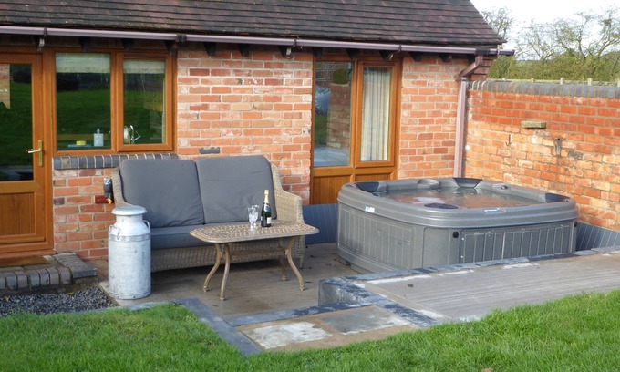Alcester House | Coach House at Oaks Barn Farm, optional salt water hot tub near to Stratford.