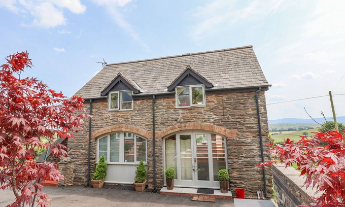 Clawdd-newydd Cottage | COACH HOUSE, family friendly, with a garden in Clawdd-Newydd