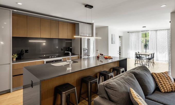 Arts District House | Coach House - Hot Tub - Heart of Old Town