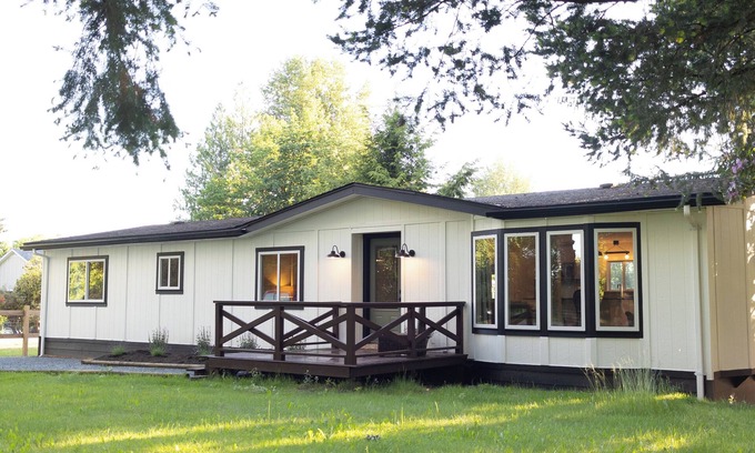 Langley House | Coach house on flower farm. Near to wineries/VCR Zoo/Ft Langley/Thunderbird.