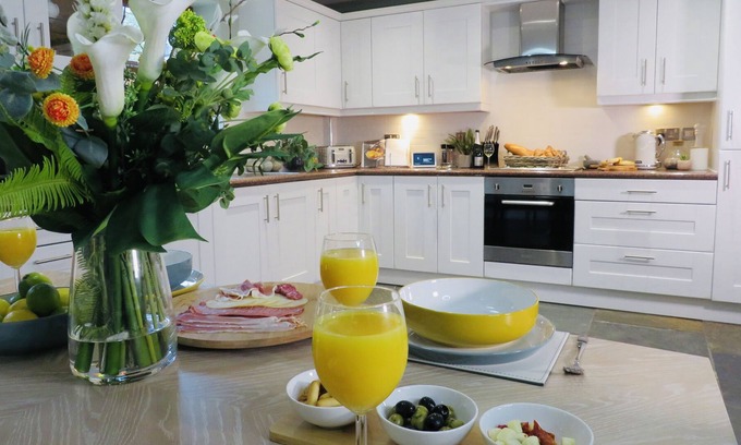 Bridgend House | Coach House Sleeps 12 People Close To Beach Wales
