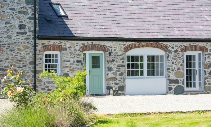 Bryngwran Cottage | Coach House - sleeps 6 guests in 3 bedrooms