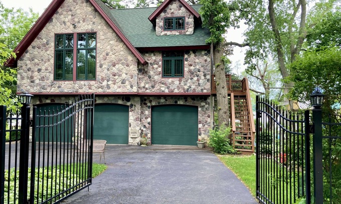 Solon Mills House | Coach House Wonder Lake! Ideal for Families and Remote Workers!