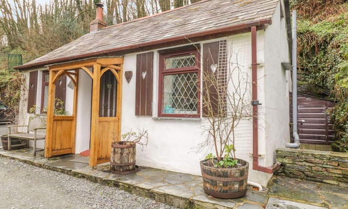 Tintagel Cottage | COACHMAN'S, character holiday cottage, with open fire in Tintagel