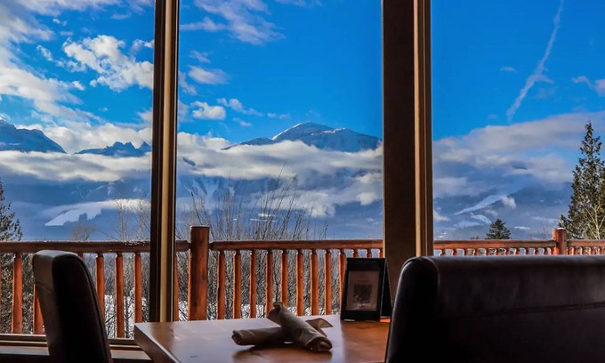 Revelstoke Hotel | Coast Hillcrest Hotel