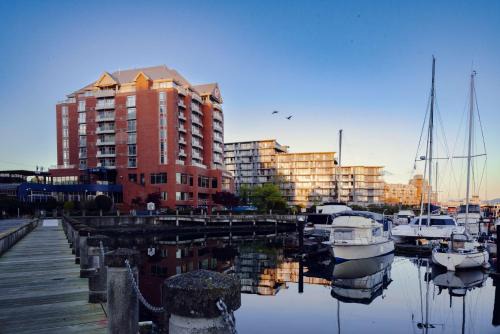 Inner Harbour Hotel | Coast Victoria Hotel & Marina by APA