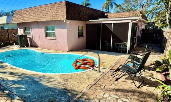 Largo House | Coastal 3-Bedroon Retreat with Heated Pool - 4 mins to Indian Rocks Beach