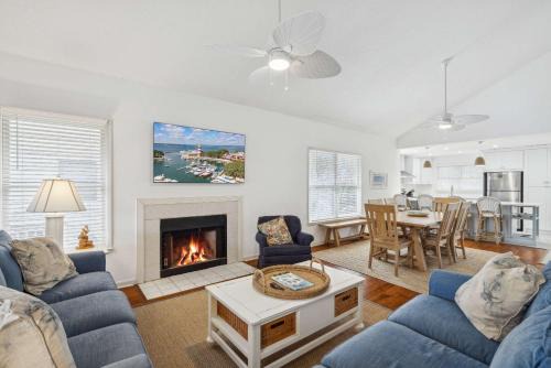 South Beach House | Coastal 4 BDR for 8 Walk to Beach