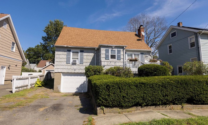 Devon House | Coastal 5BR Home in Milford CT – Family-Friendly, Stylish & Close to Beaches