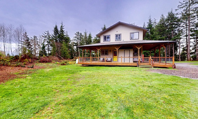 Ilwaco House | Coastal acreage with wrap-around deck & furnished patio - great location