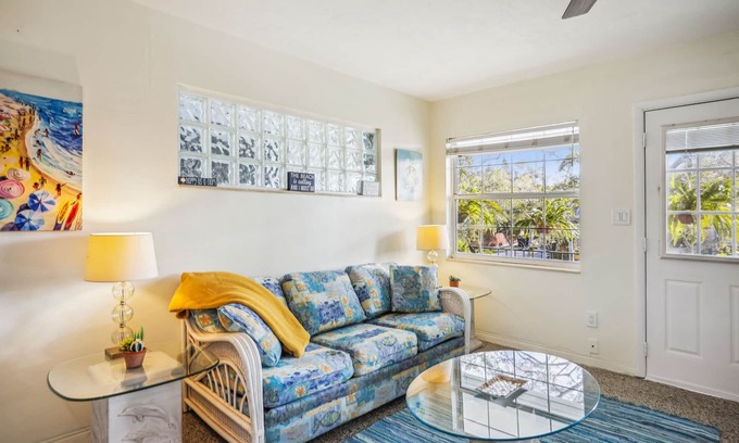 Gulfport Condo | Coastal and Cozy~ Pet Friendly~ Close to it All