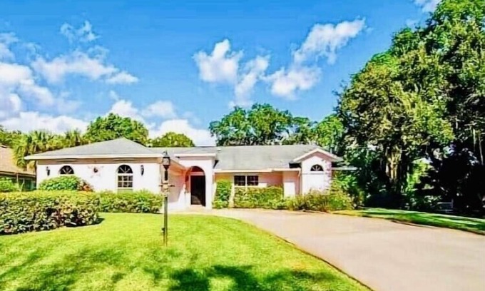 Florida Ridge House | ☀️🌴COASTAL BEAUTIFUL Pool Home (1800 Sq/ft) All to Yourself! *