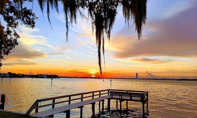 Clear Lake Shores Cottage | Coastal Breeze Island home near Kemah Boardwalk