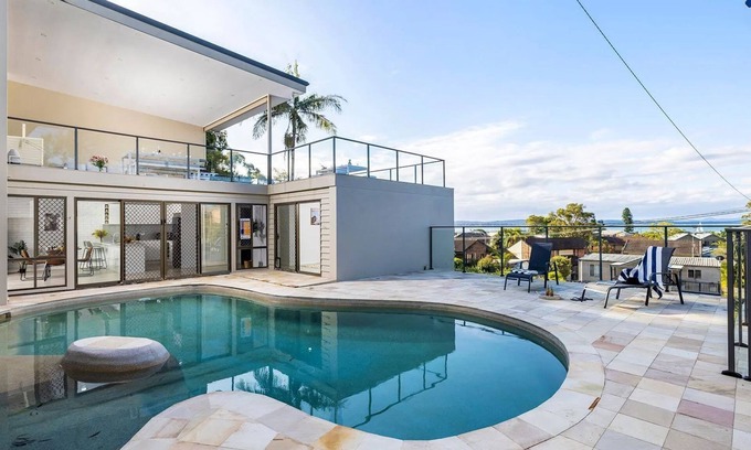 Corlette House | Coastal Breezes – water views, swimming pool, walk to beach