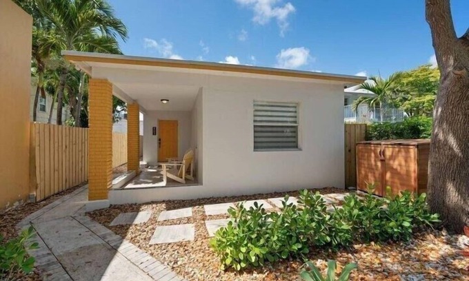Lake Worth House | Coastal Cabana by PMI