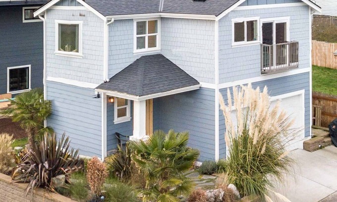 Genesee House | Coastal Cabana View Home -Nov 1 BDR remodel, interior refresh, backyard oasis!